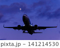 月をバックに着陸する飛行機 141214530