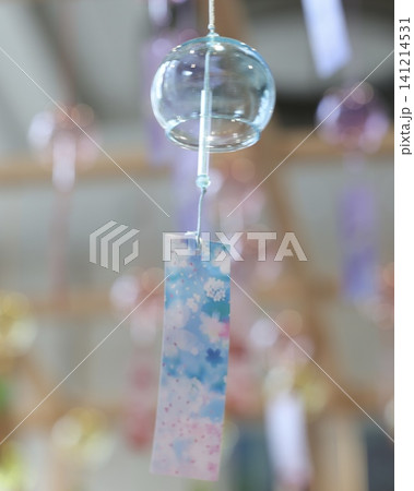 花柄の短冊が揺れる青いガラス風鈴 花柄の短冊が揺れる青いガラス風鈴 141214531