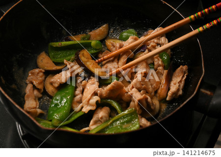 調理中のナスとピーマンと豚肉の味噌炒め 調理中のナスとピーマンと豚肉の味噌炒め 141214675