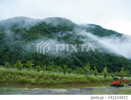 夏の雨の日の観光地奥飛騨の山の風景	 141214872