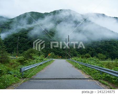 夏の雨の日の観光地奥飛騨の山の風景 夏の雨の日の観光地奥飛騨の山の風景 141214875