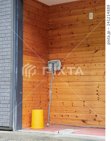 日本の田舎の農家の入口にある掃除道具の様子 日本の田舎の農家の入口にある掃除道具の様子 141214889