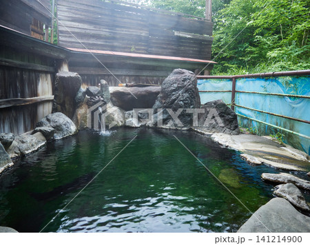 夏の雨の日の観光地奥飛騨温泉街の露天風呂の風景 夏の雨の日の観光地奥飛騨温泉街の露天風呂の風景 141214900