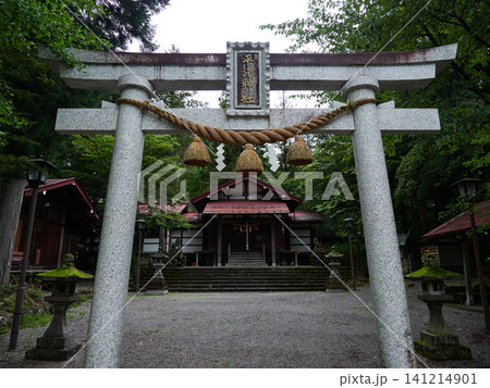 夏の観光名所平湯温泉街の平湯神社の風景 夏の観光名所平湯温泉街の平湯神社の風景 141214901