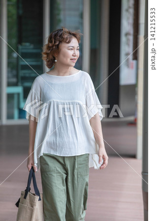 買い物や街歩きを楽しむ40代・50代のミドル女性 買い物や街歩きを楽しむ40代・50代のミドル女性 141215533