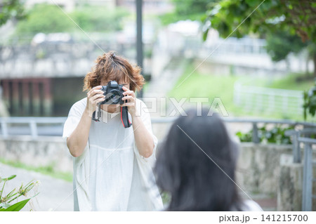 公園で趣味のカメラ・写真撮影を楽しむミドル女性の日常 141215700