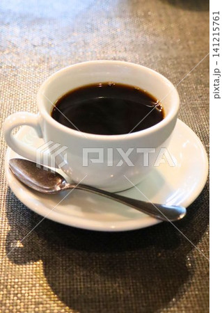 白いカップに注がれたブラックコーヒーのシンプルな一杯 白いカップに注がれたブラックコーヒーのシンプルな一杯 141215761