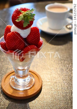 苺とクリームが重なる華やかなストロベリーパフェ 苺とクリームが重なる華やかなストロベリーパフェ 141215762