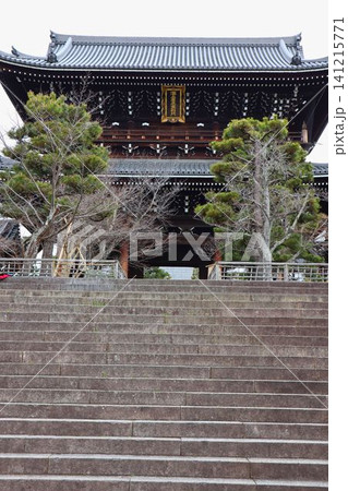 石段の先に山門が立つ日本の寺院風景 141215771