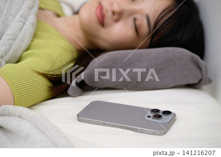 ベッドで眠る日本人女性 ベッドで眠る日本人女性 141216207
