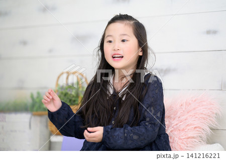 室内で面接の練習をする日本人の女の子 室内で面接の練習をする日本人の女の子 141216221