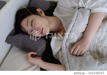 ベッドで眠る日本人女性 ベッドで眠る日本人女性 141216227