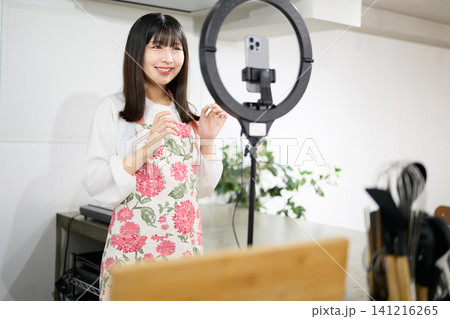スマホで料理撮影をする日本人女性 スマホで料理撮影をする日本人女性 141216265