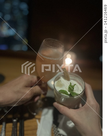 カクテルで乾杯 カクテルで乾杯 141216469