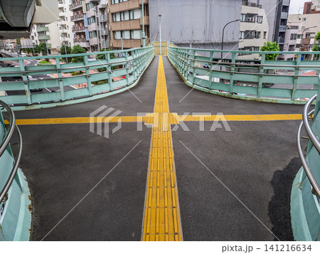 X字構造の歩道橋に設置された点字ブロック(東京都北区) X字構造の歩道橋に設置された点字ブロック(東京都北区) 141216634