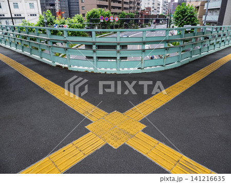 X字構造の歩道橋に設置された点字ブロック(東京都北区) X字構造の歩道橋に設置された点字ブロック(東京都北区) 141216635