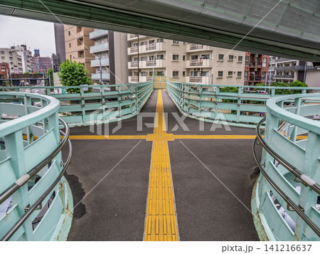 首都高速高架下を通るX字歩道橋と都市交通インフラ(東京都北区) 首都高速高架下を通るX字歩道橋と都市交通インフラ(東京都北区) 141216637