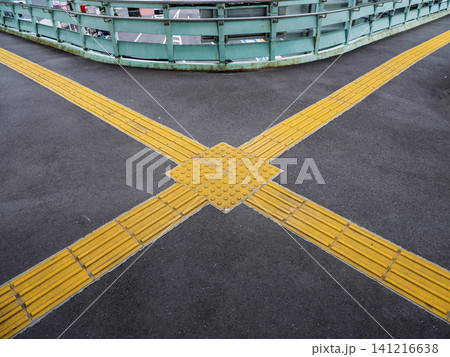 歩道橋に設置されたX字状の点字ブロック(東京都北区) 歩道橋に設置されたX字状の点字ブロック(東京都北区) 141216638