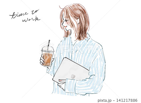 ノートパソコンとコーヒーを持つ女性 ノートパソコンとコーヒーを持つ女性 141217886