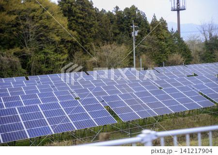 里山に設置された野立て太陽光発電施設とソーラーパネル 里山に設置された野立て太陽光発電施設とソーラーパネル 141217904