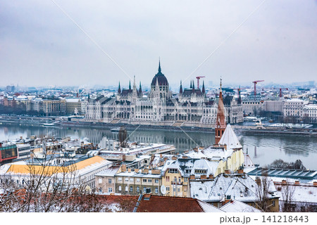 ブダペストのブダ側から見下ろす雪化粧をした国会議事堂とドナウ川の冬景色 ブダペストのブダ側から見下ろす雪化粧をした国会議事堂とドナウ川の冬景色 141218443