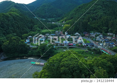 東京都・秋川渓谷沿いの山間集落を斜め俯瞰した空撮写真 東京都・秋川渓谷沿いの山間集落を斜め俯瞰した空撮写真 141218444