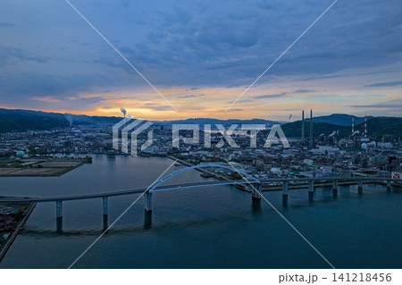 山口県周南市の工業地帯と周南大橋を捉えた夜明けの空撮写真 山口県周南市の工業地帯と周南大橋を捉えた夜明けの空撮写真 141218456