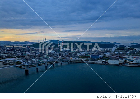 山口県周南市の工業地帯と周南大橋を望む夜明けの空撮写真 141218457
