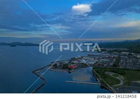 山口県周南市の漁港と海を夜明けに俯瞰した空撮写真 山口県周南市の漁港と海を夜明けに俯瞰した空撮写真 141218458