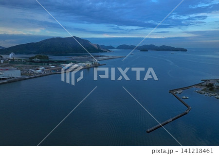 山口県周南市の工業港と瀬戸内海の島々を捉えた夜明けの空撮写真 141218461