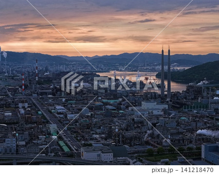 山口県周南市の工場地帯を夜明けに俯瞰した空撮写真 山口県周南市の工場地帯を夜明けに俯瞰した空撮写真 141218470