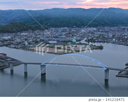 山口県周南市・周南大橋と周南湾を夜明けに俯瞰した空撮写真 山口県周南市・周南大橋と周南湾を夜明けに俯瞰した空撮写真 141218471