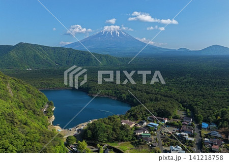山梨県西湖と富士山を望む空撮写真 山梨県西湖と富士山を望む空撮写真 141218758