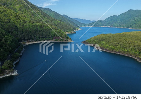 山梨県西湖と新緑の山々を斜め俯瞰した空撮写真 141218766