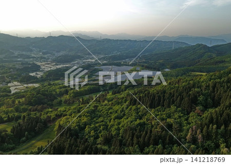 群馬県高山村のメガソーラーと山間集落を俯瞰した空撮写真 群馬県高山村のメガソーラーと山間集落を俯瞰した空撮写真 141218769