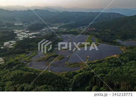 群馬県高山村のメガソーラー発電所を斜め俯瞰した空撮写真 群馬県高山村のメガソーラー発電所を斜め俯瞰した空撮写真 141218771