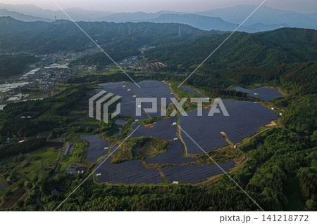 群馬県高山村の山間部に広がるメガソーラーを俯瞰した空撮写真 群馬県高山村の山間部に広がるメガソーラーを俯瞰した空撮写真 141218772