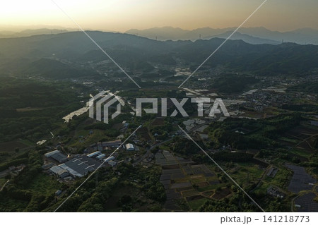 群馬県高山村の農村風景と集落を夕暮れに俯瞰した空撮写真 群馬県高山村の農村風景と集落を夕暮れに俯瞰した空撮写真 141218773
