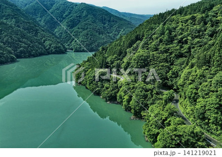 静岡県井川湖と山岳道路を俯瞰した空撮写真 141219021