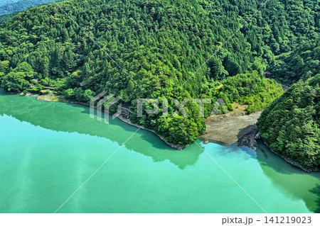 静岡県井川湖の翠色の湖面と緑の山林を俯瞰した空撮写真 静岡県井川湖の翠色の湖面と緑の山林を俯瞰した空撮写真 141219023