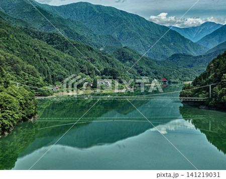 静岡県井川湖と吊り橋を俯瞰した空撮写真 静岡県井川湖と吊り橋を俯瞰した空撮写真 141219031