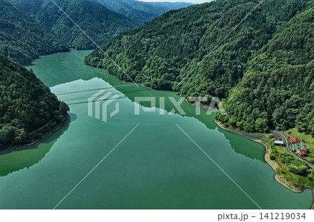 静岡県井川湖と井川大橋を俯瞰した空撮写真 141219034