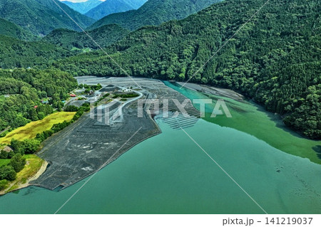 静岡県井川湖の露出した湖底と緑の山々を捉えた空撮写真 静岡県井川湖の露出した湖底と緑の山々を捉えた空撮写真 141219037
