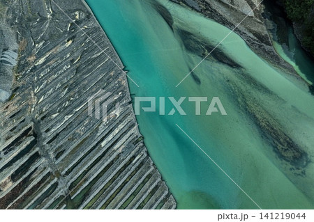 静岡県井川湖付近の翡翠色の川と層状岩盤を俯瞰した空撮写真 141219044