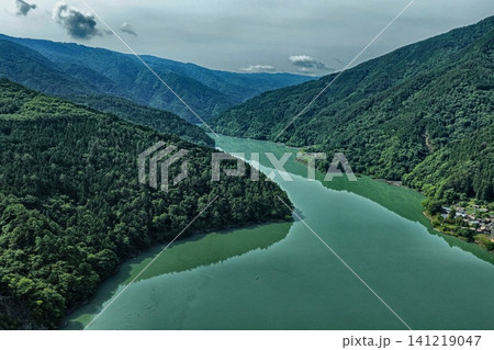静岡県井川湖と緑の山々を斜め俯瞰した空撮写真 静岡県井川湖と緑の山々を斜め俯瞰した空撮写真 141219047