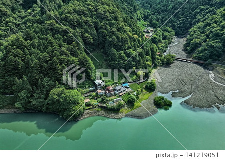 静岡県井川湖畔の茶畑と山間集落を俯瞰した空撮写真 静岡県井川湖畔の茶畑と山間集落を俯瞰した空撮写真 141219051