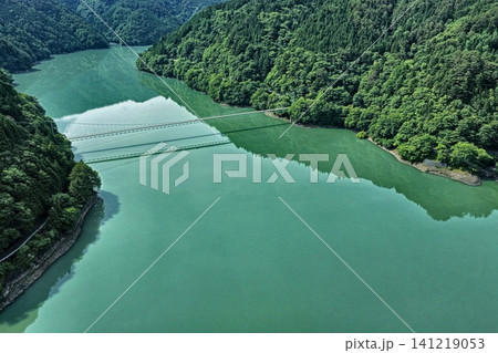 静岡県井川湖と井川大橋を俯瞰した空撮写真 静岡県井川湖と井川大橋を俯瞰した空撮写真 141219053