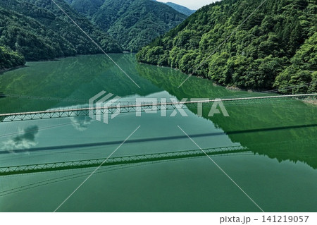 静岡県井川湖と井川大橋を捉えた空撮写真 静岡県井川湖と井川大橋を捉えた空撮写真 141219057