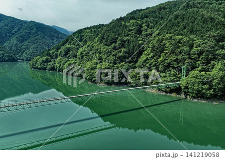 静岡県井川湖に架かる井川大橋を俯瞰した空撮写真 静岡県井川湖に架かる井川大橋を俯瞰した空撮写真 141219058