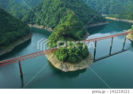 静岡県奥大井湖上駅と赤い鉄橋・接岨湖を俯瞰した空撮写真 141219121
